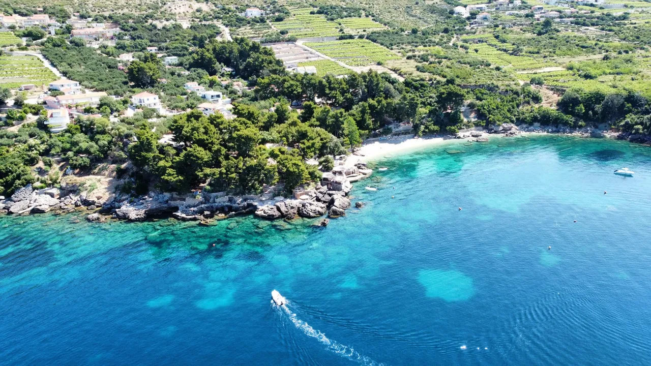 Panoramski zračni snimak kampa Ponta i plaže Mokalo na Pelješcu