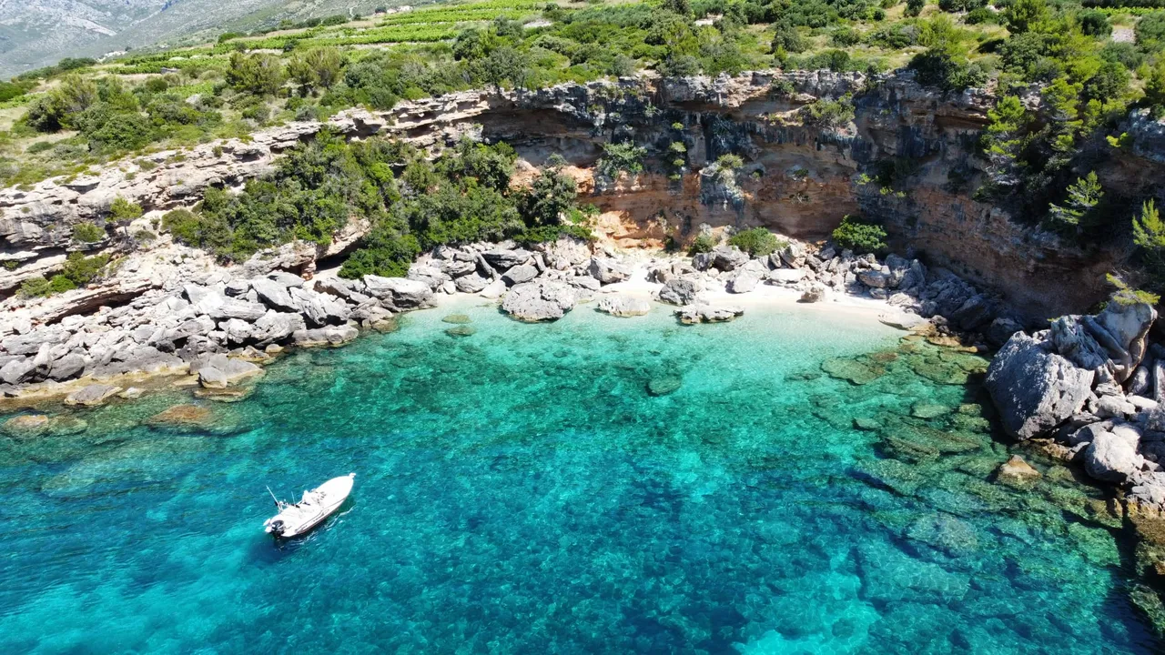 Kristalno dno i plićak plaže Mokalo, Pelješac