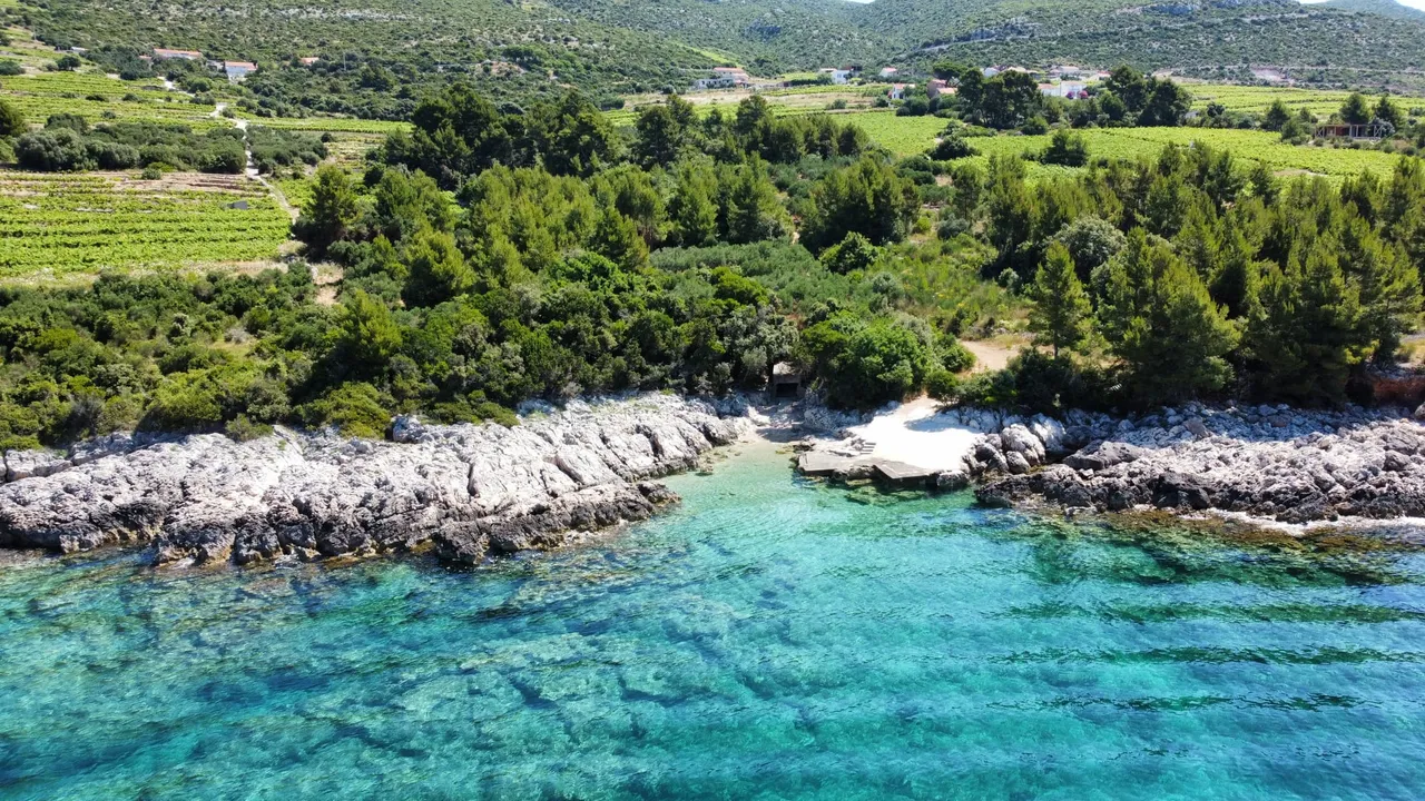 Pogled na Pelješki kanal i otočiće s plaže Mokalo