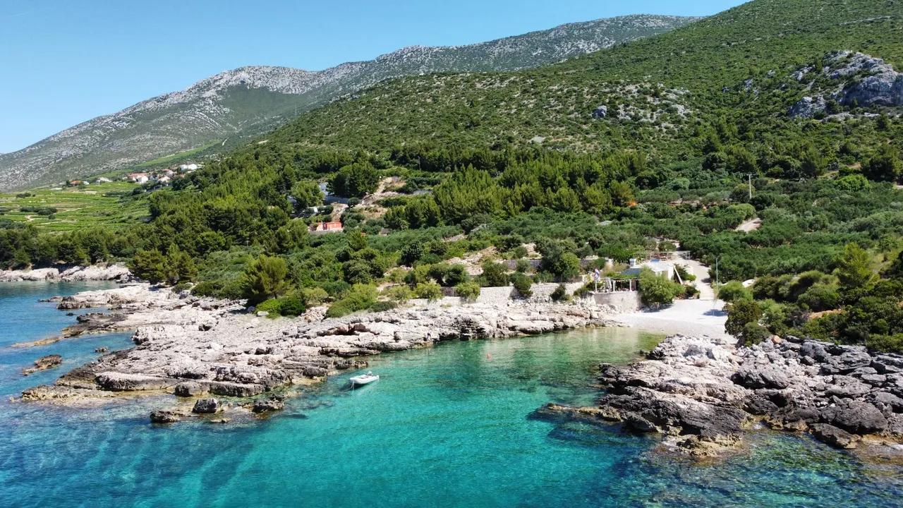 Prekrasan zračni kadar plaže Mokalo s brodicama