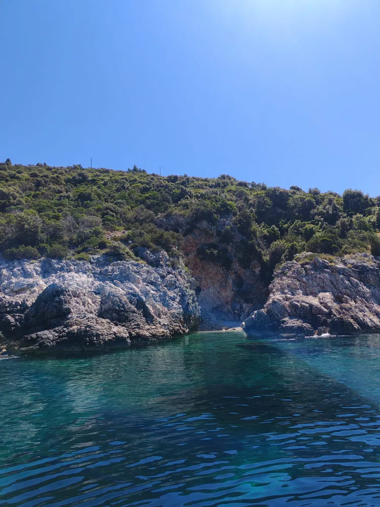 Pogled s visine na zeleni pojas kampa i plaže Mokalo
