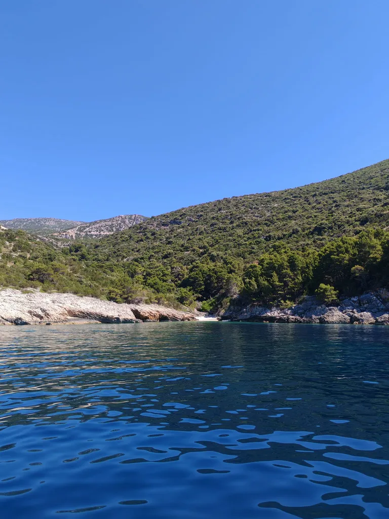 Plaža Mokalo okupana suncem s pogledom na Korčulu