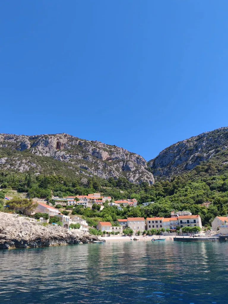 Kontrast između plavetnila mora i zelenila kampa Ponta
