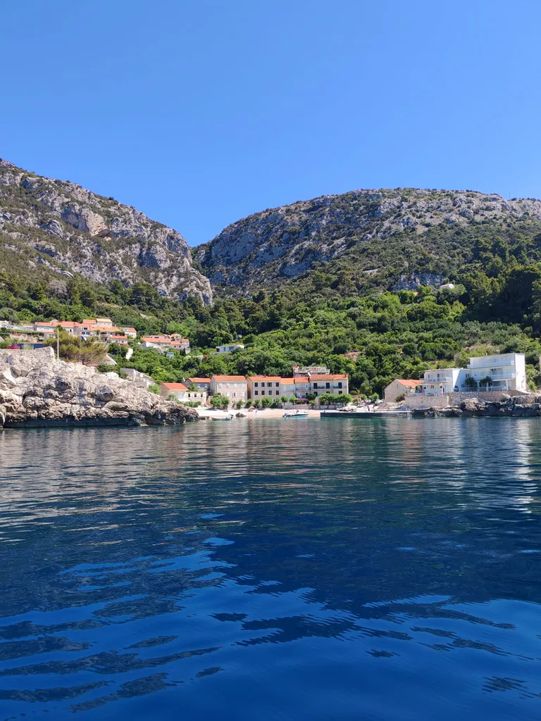 Pogled s mora na obalni pojas Mokala