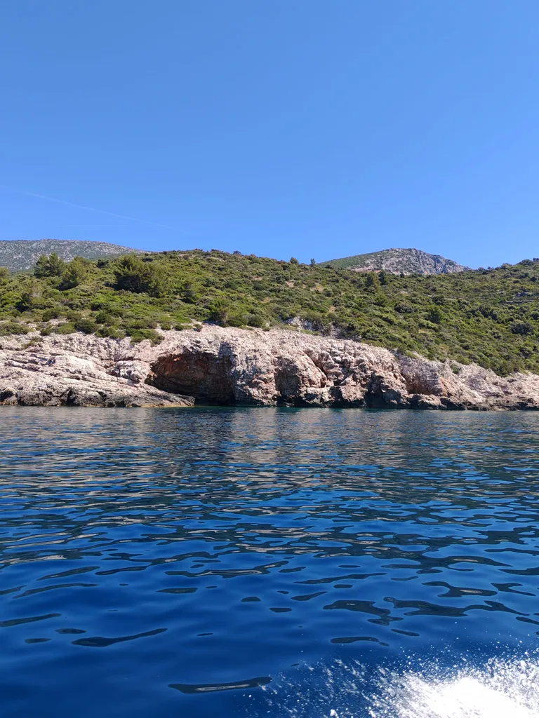 Čisto more i sitni oblutak plaže podno kampa Ponta