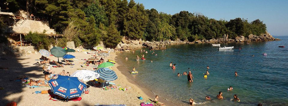 Camp Ponta u Mokalu - smještajne jedinice u hladu borova i maslina